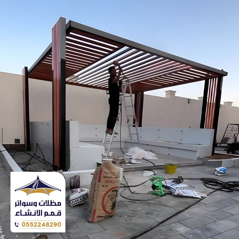 فريق العمل اثناء تركيب برجولة بالرياض