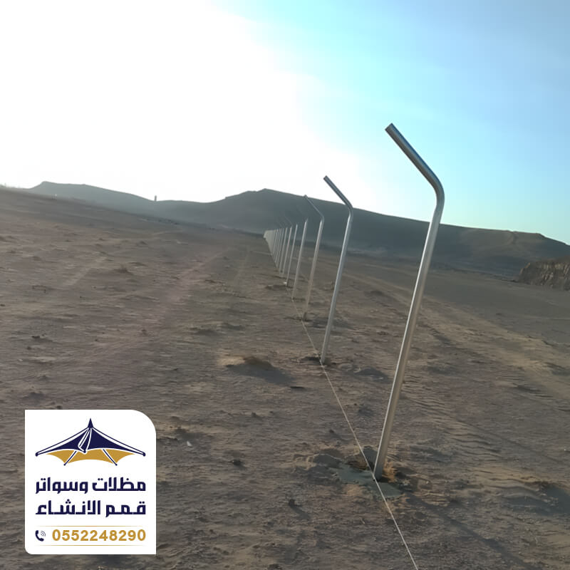 فريق عمل مؤسسة قمم الانشاء اثناء تخطيطهم لتركيب شبك سياج